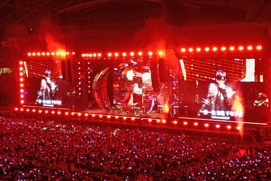 璀璨星光耀狮城！leyu乐鱼LED屏、荧光棒点燃周杰伦新加坡演唱会！